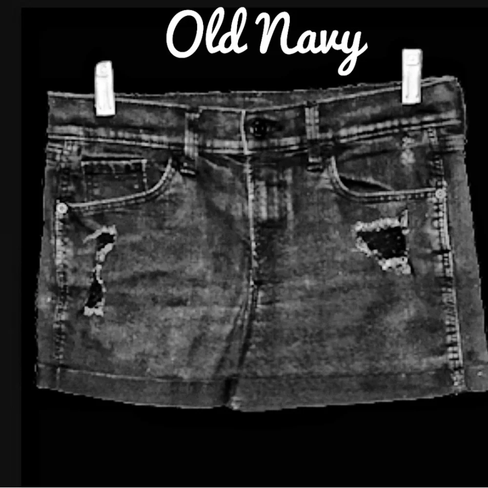 Old Navy Distressed Boyfriend Jean Shorts, Black, Mid Rise, Cuffed, Size 4 - Picture 2 of 12